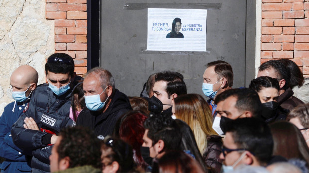 Los vecinos de Traspinedo guardan un minuto de silencio en recuerdo de Esther López.