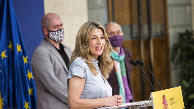 La ministra de Trabajo, Yolanda Díaz, junto a los secretarios generales de CCOO, Unai Sordo, y de UGT, Pepe Álvarez.