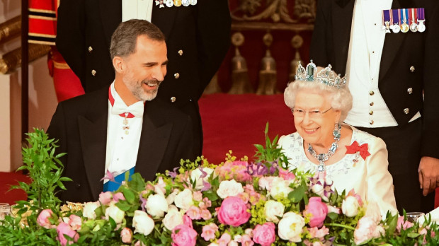 El Rey Felipe VI junto a la Reina Isabel II de Reino Unido, durante una visita oficial de Estado, en el Buckingham Palace de Londres