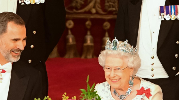 El Rey Felipe VI junto a la Reina Isabel II de Reino Unido, durante una visita oficial de Estado, en el Buckingham Palace de Londres