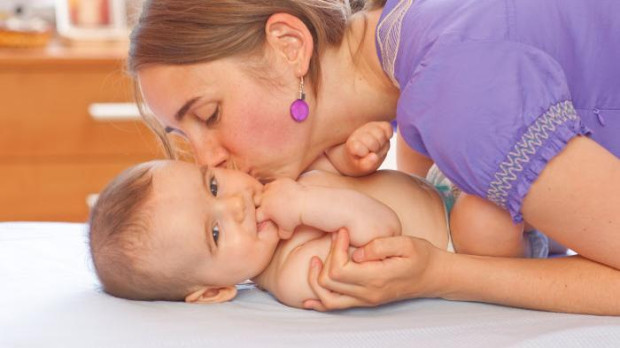 Una madre juega con su bebé