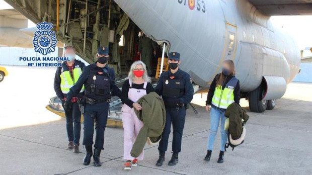 La policía escolta a  la etarra Natividad Jáuregui a su llegada a España, tras ser extraditada