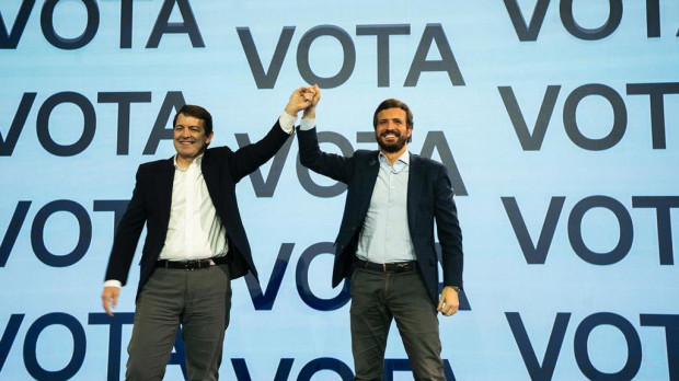 Alfonso Fernández-Mañueco y Pablo Casado en el acto de cierre de campaña en Valladolid