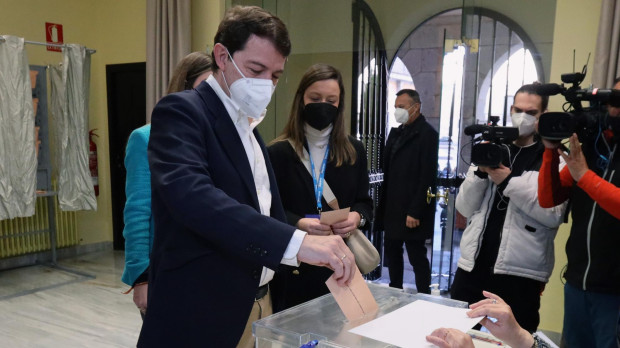 Fernández Mañueco votando en Salamanca