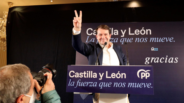 Alfonso Fernández Mañueco celebrando su victoria