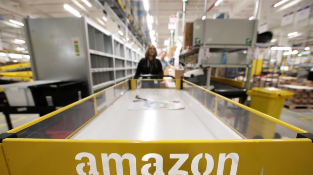 Una trabajadora en uno de los centros de distribución de Amazon