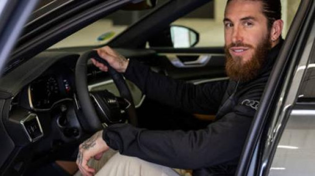 Sergio Ramos presume de tener una flota de coches muy variada
