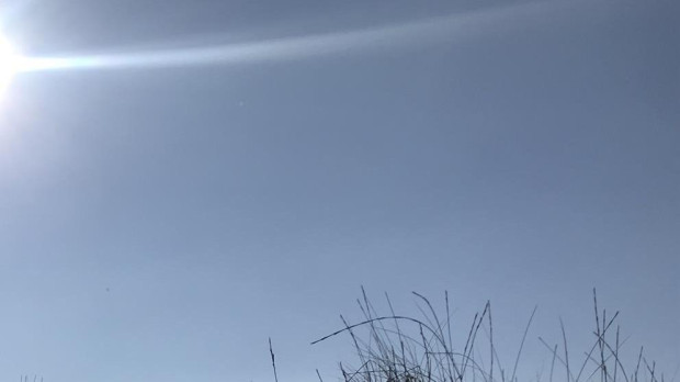 El sol sobre las dunas de una playa.