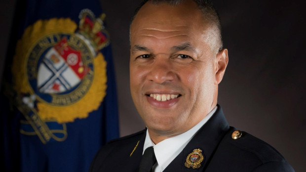 USA5237. OTTAWA (CANADÁ), 15/02/2022.- Fotografía cedida hoy por el Servicio de Policia de Ottawa que muestra a quien fue hasta este martes su jefe, Peter Sloly, quien dimitió horas después de que el Gobierno canadiense adoptara poderes especiales de emergencia para controlar las protestas de camioneros y del movimiento antivacunas, que han bloqueado varios cruces fronterizos y ocupado la capital canadiense. Sloly había sido criticado desde hacía días por la incapacidad de la Policía de Ottawa para controlar a los manifestantes que el 29 de enero llegaron a Ottawa en el llamado "Convoy de la libertad" y ocuparon el centro de la ciudad. EFE/Ottawa Police Service /SOLO USO EDITORIAL /NO VENTAS /SOLO DISPONIBLE PARA ILUSTRAR LA NOTICIA QUE ACOMPAÑA /CRÉDITO OBLIGATORIO