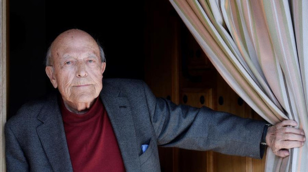 José Jiménez Lozano, el escritor de "El mudejarillo", en su casa de Alcazarén en 2017