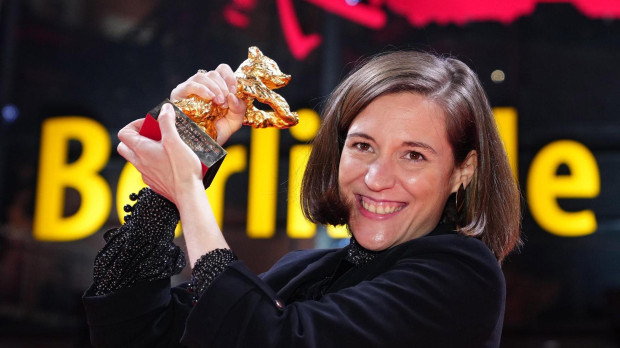 La cineasta Carla Simón posa con su Oso de Oro