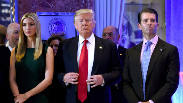 Donald Trump, con sus hijos Ivanka y Donald Jr., durante la conferencia de prensa en Nueva York