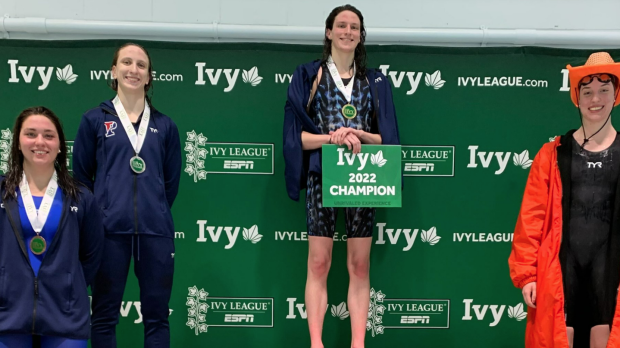 Lia Thomas en el primer lugar del podio de la Ivy League