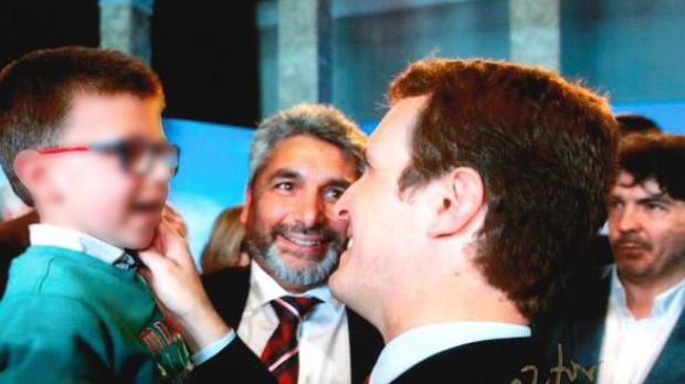 Pablo Casado junto al hijo del diputado Víctor Píriz