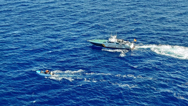 Una patrulla de la Guardia Civil localiza una patera en aguas españolas