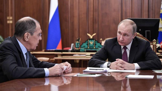 El canciller ruso Sergey Lavrov y el presidente ruso Vladimir Putin