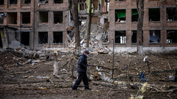 Un hombre camina delante de un edificio bombardeado en Vasilkov, cerca de Kiev, este domingo