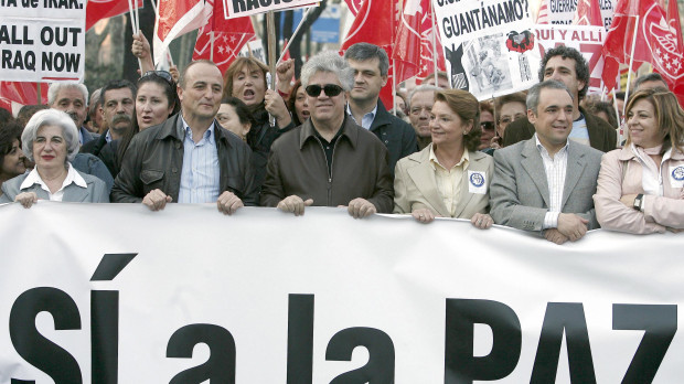 Pedro Almodóvar, Miguel Sebastián, Rafael Simancas y Elena Valenciano en manifestación convocada en la capital bajo el lema "Sí a la paz, fin de la ocupación de Irak"