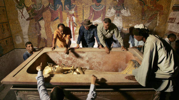 El arqueólogo y egiptólogo, el doctor Zahi Hawass examinando la tumba del faraón Tutankamón en el valle de los reyes en Luxor