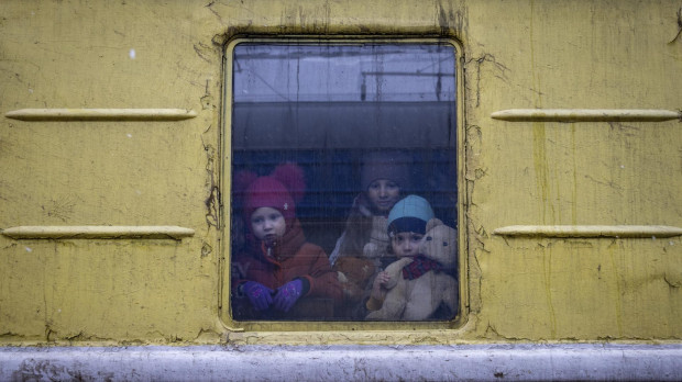 Niños ucranianos salen del país