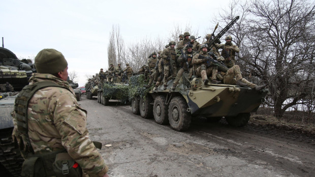 Militares ucranianos se preparan para repeler un ataque de Rusia en la región de Lugansk, el día de la invasión