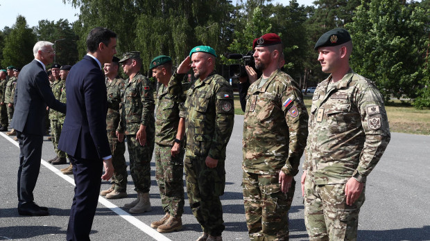 El presidente Pedro Sánchez durante la visita que realizó al contingente español en Letonia el pasado mes de julio