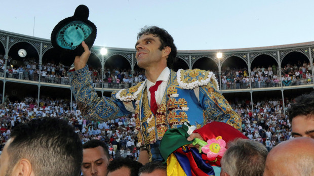 José Tomás sale a hombros de la plaza de toros de Granada en su última corrida