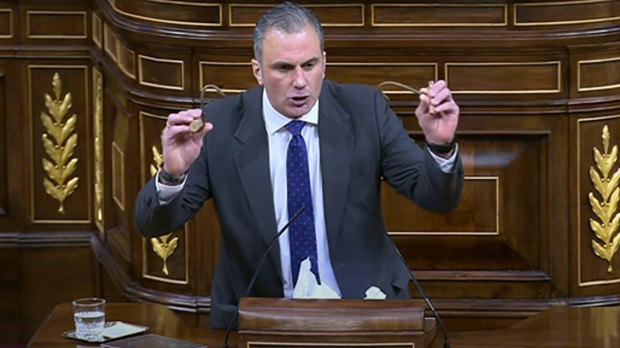 Javier Ortega Smith, secretario general de Vox, mostrando garfios usados en el asalto a la valla de Melilla La vicepresidenta tercera del Congreso, la 'popular' Ana Pastor, ha reprendido este miércoles al secretario general de Vox, Javier Ortega Smith, por mostrar en la tribuna de oradores del hemiciclo dos garfios que, según ha dicho, fueron utilizados por inmigrantes que intentaron saltar la semana pasada la valla de Melilla. POLÍTICA