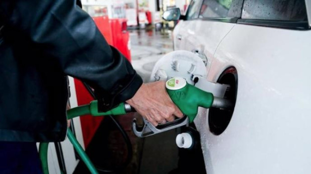 Una mujer pone gasolina a su vehículo en una gasolinera, en una imagen de archivo