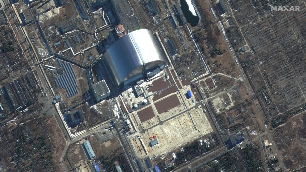 La central nuclear de Chernóbil mantiene en alerta a las autoridades. Por el momento, la cúpula que protege la planta de fugas radioactivas permanece intacta.