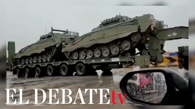 Carros de combate Leopard II y vehículos blindados camino a Santander para embarcar hacia el Báltico