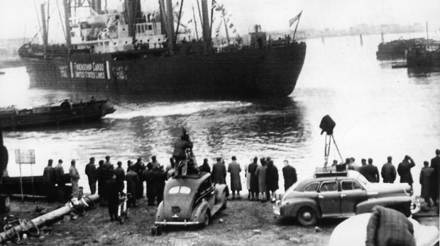 El "Barco de la amistad", cargado con 4.000 toneladas de productos financiados por el gobierno de Estados Unidos con destino a Francia e Italia, llega al puerto frances de Le Havre.