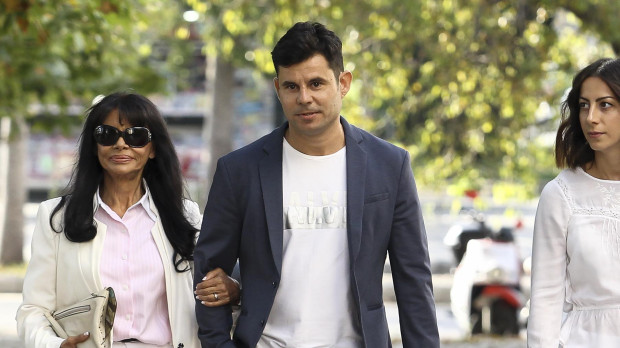 Javier Iglesias Santos / Javier Iglesias con Chiara Allegrini y su madre María Edite Santos llegando a un juicio por la supuesta paternidad de Julio Iglesias 04/07/2019 Valencia