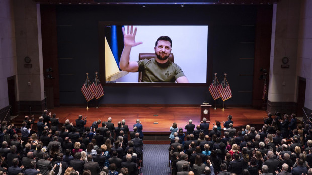 El presidente de Ucrania, Volodymyr Zelenski (en la pantalla), ofrece un discurso en video a los senadores y miembros del Congreso de los Estados Unidos