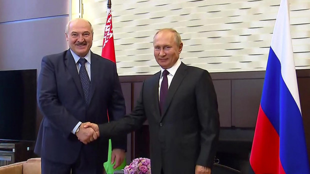 El presidente ruso, Vladimir Putin, a la derecha, y el presidente bielorruso, Alexander Lukashenko, se dan la mano