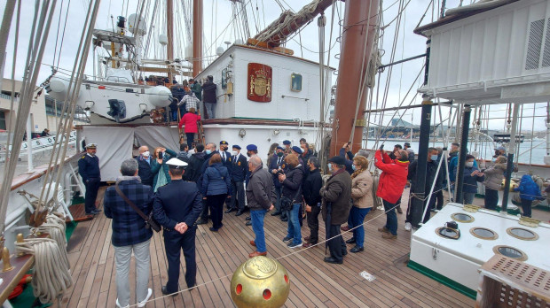 Cientos de barceloneses han visitado ya el buque escuela de la Armada Juan Sebastián Elcano