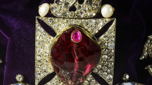 Rubí del Príncipe Negro o Espinela roja