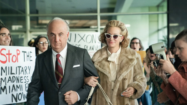 Julia Roberts en un momento de la serie Gaslit de StarzPlay