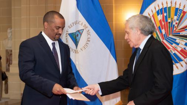 Arturo McFields entrega sus credenciales como embajador al secretario general Luis Almagro (Archivo)