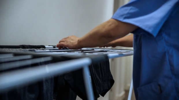 Una empleada del hogar realiza su trabajo en un domicilio de Madrid