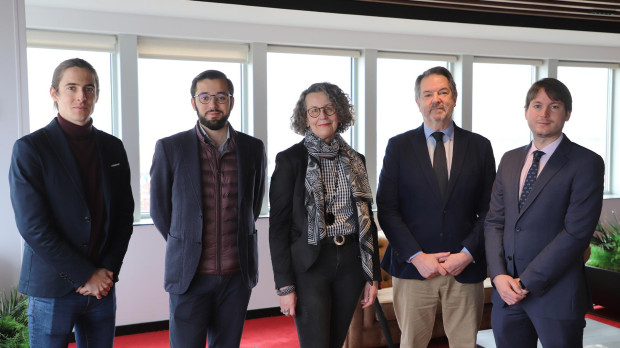 Los ganadores del concurso de microrrelatos de El Debate (2i y 3i), acompañados de Bieito Rubido, director de El Debate, y los subdirectores Jorge Sanz y Eduardo de Rivas