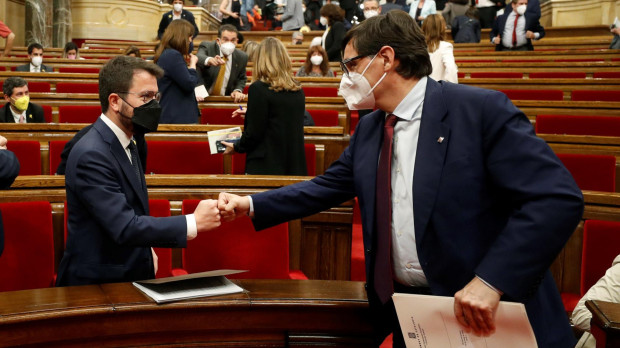 Pere Aragonès y Salvador Ila en el debate de investidura en el Parlament de Cataluña, Barcelona, mayo 2021