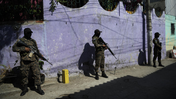 Militares salvadoreños hacen guardia en un barrio de San Salvador dominado por las pandillas