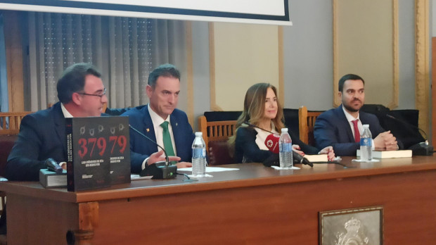 Teresa Jiménez Becerril acompañando a los coordinadores del libro Daniel Portero y Víctor Valentín Cotobal