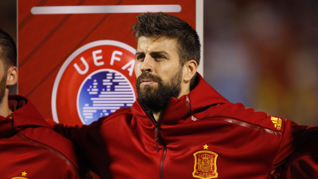 Gerard Piqué durante un partido con la selección española