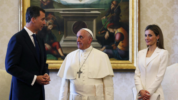 La Reina Letizia vestida de blanco, al ser una reina católica el protocolo le permite vestir de blanco en presencia del Papa, en este caso Francisco I