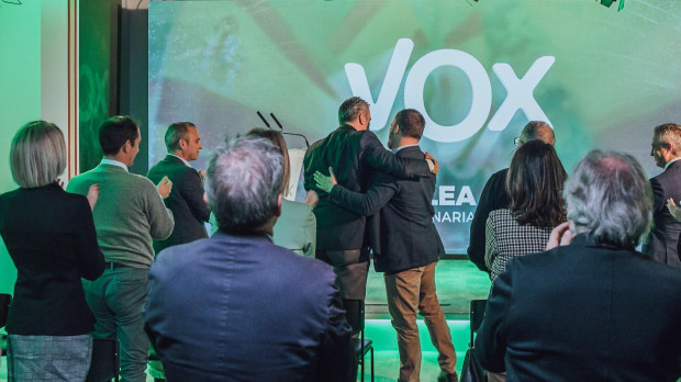 Santiago Abascal, arropado por Javier Ortega-Smith y otros dirigentes, durante la Asamblea del pasado viernes