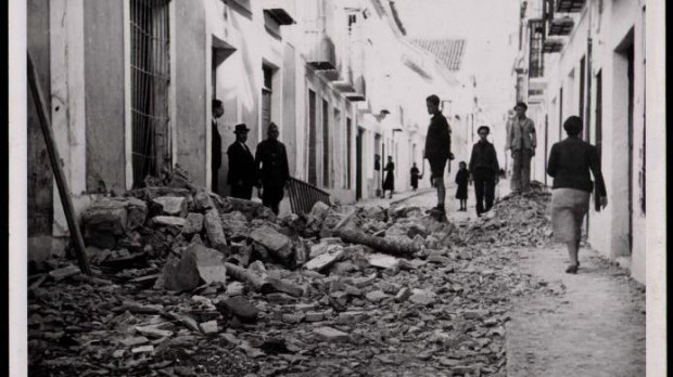 Calle Muñiz con escombros de las casas destruidas por el bombardeo republicano