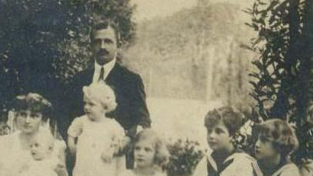 Carlos y Zita con sus hijos en el exilio en Herstenstein, Suiza, 1921