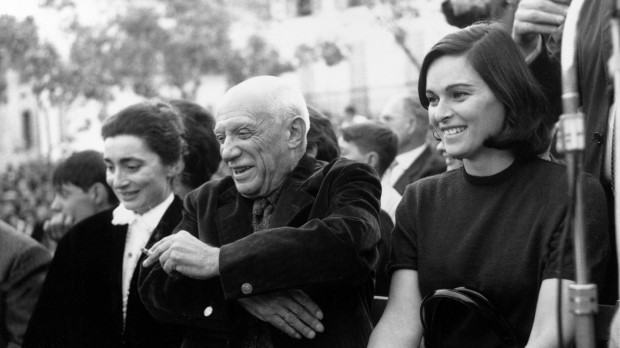 Pablo Picasso junto a su esposa, Jacqueline, y otra mujer sin identificar en una corrida de toros en honor a su 80 cumpleaños en la Riviera Francesa, en 1961